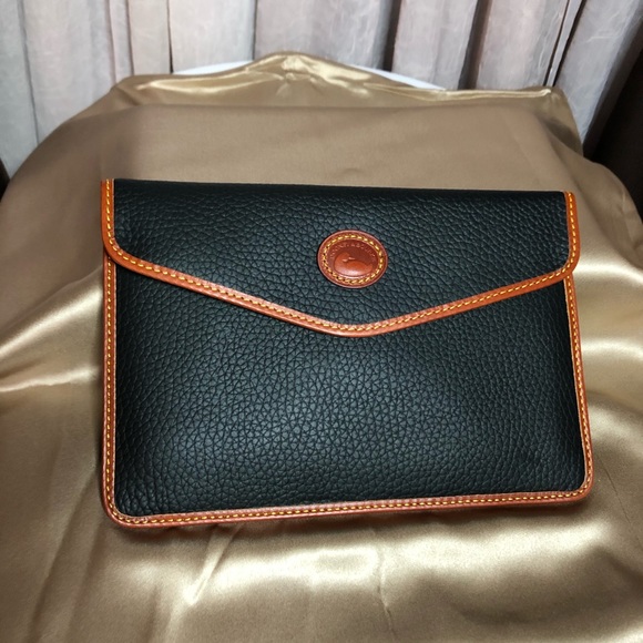 Dooney & Bourke Handbags - 🟥Sold🟥Dooney & Bourke Pouch in Pebble Leather